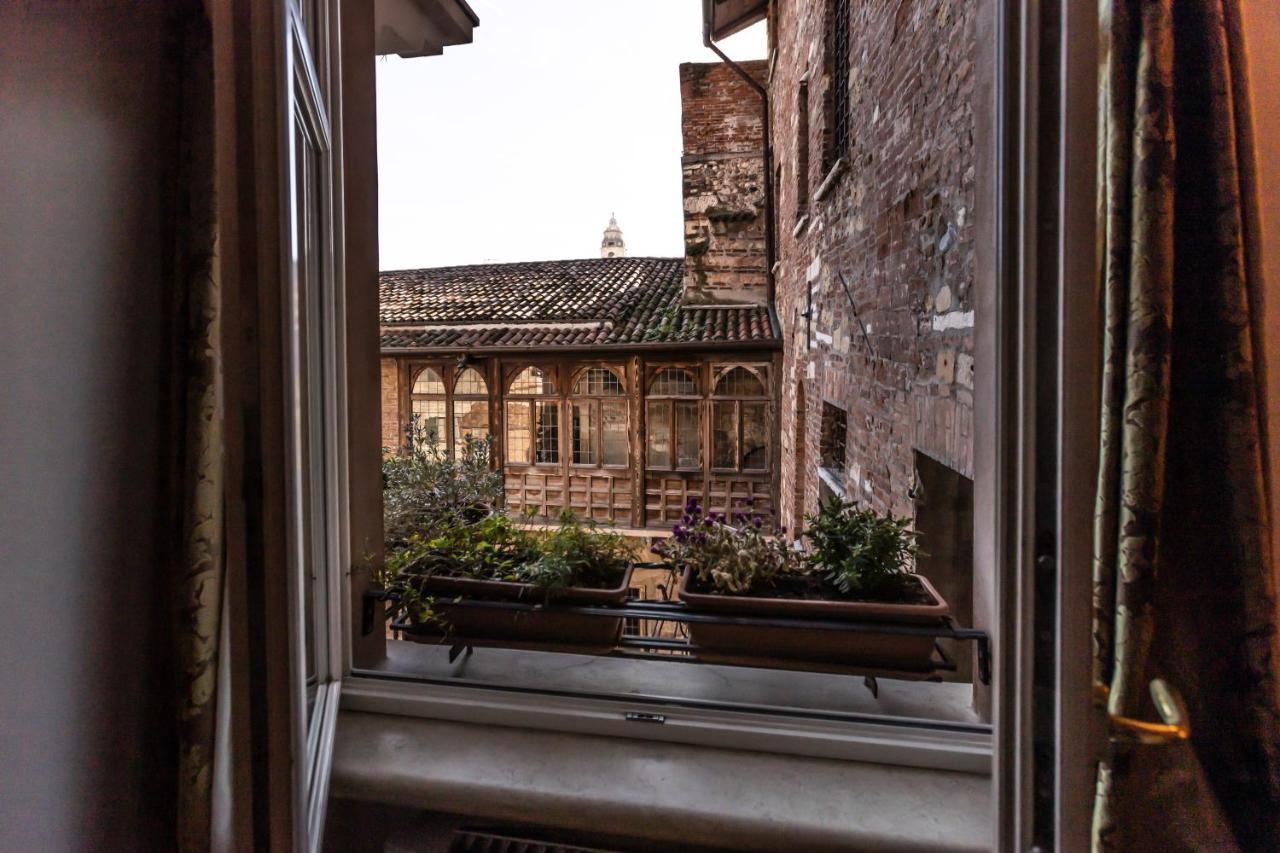 Relais Balcone Di Giulietta Hotel Verona Ngoại thất bức ảnh The view from the window of the room where the body of the murdered monk was discovered