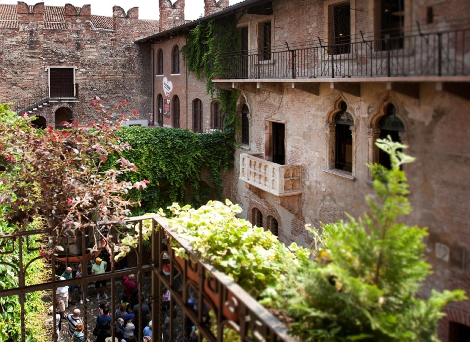 Relais Balcone Di Giulietta Hotel Verona Ngoại thất bức ảnh The courtyard of the Palazzo del Vicario