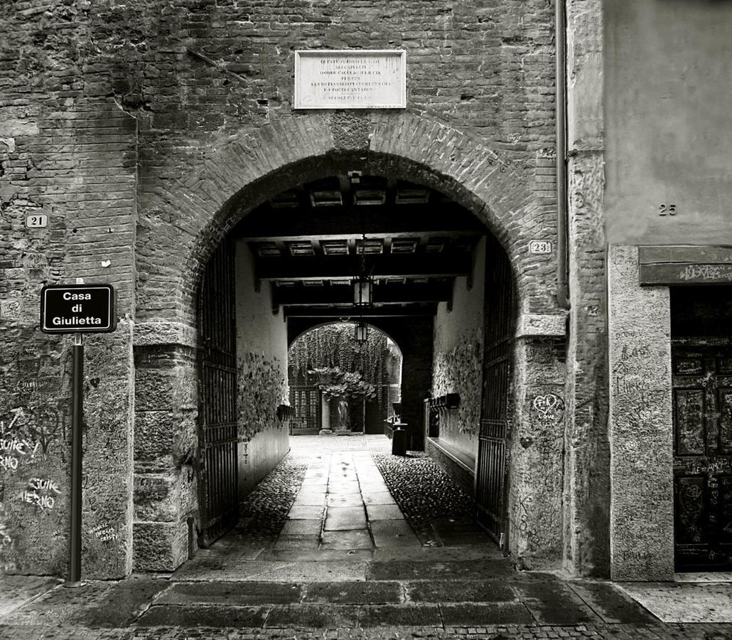 Relais Balcone Di Giulietta Hotel Verona Ngoại thất bức ảnh The gate of the ghetto